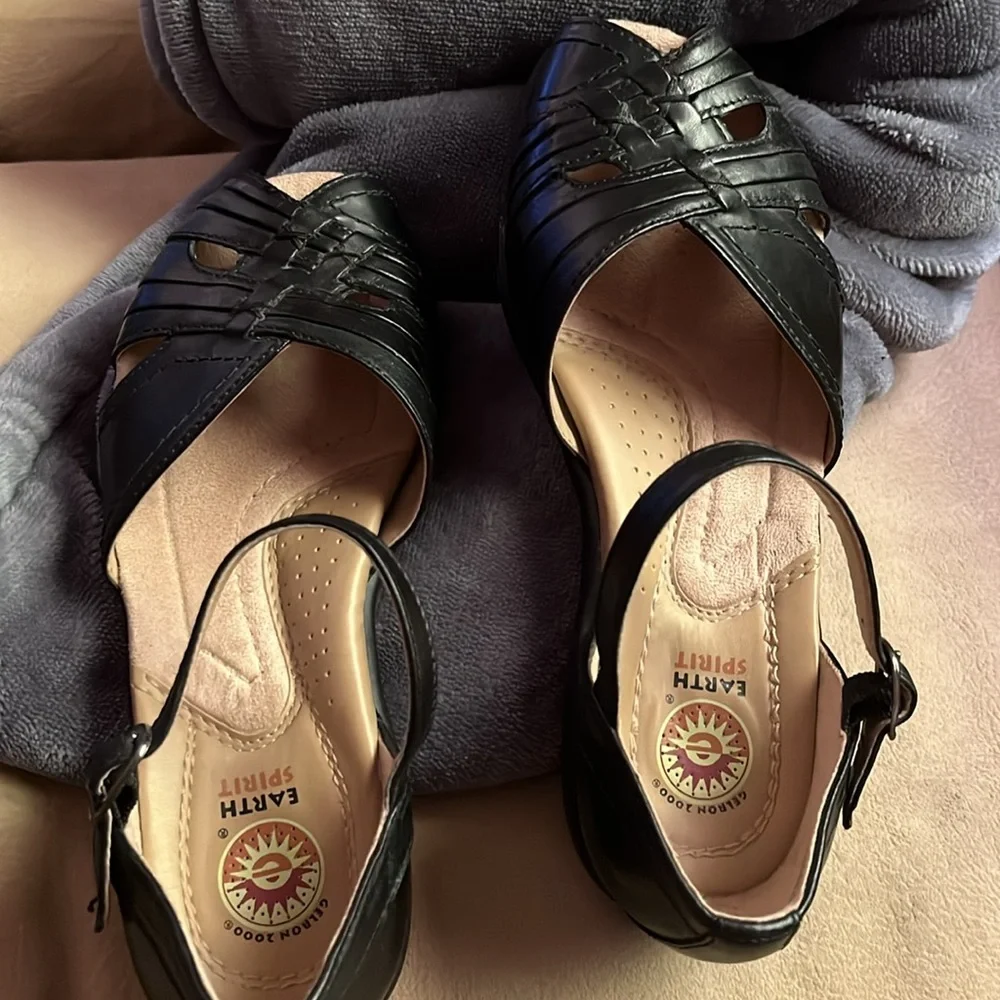 Earth Spirit Black Sandals Comfortable and Stylish - Picture 3 of 8
